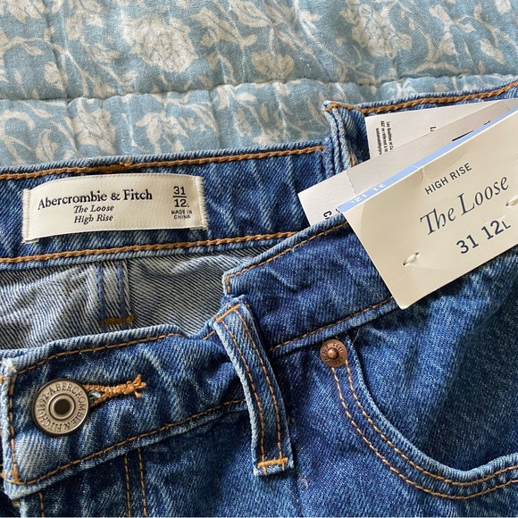 NWT Abercrombie Two Tone Loose Jeans - Picture 2 of 5